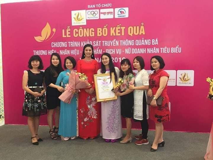 Giám đốc Trần Mao và các đại lý trong lễ công bố thương hiệu mạnh Đất Việt