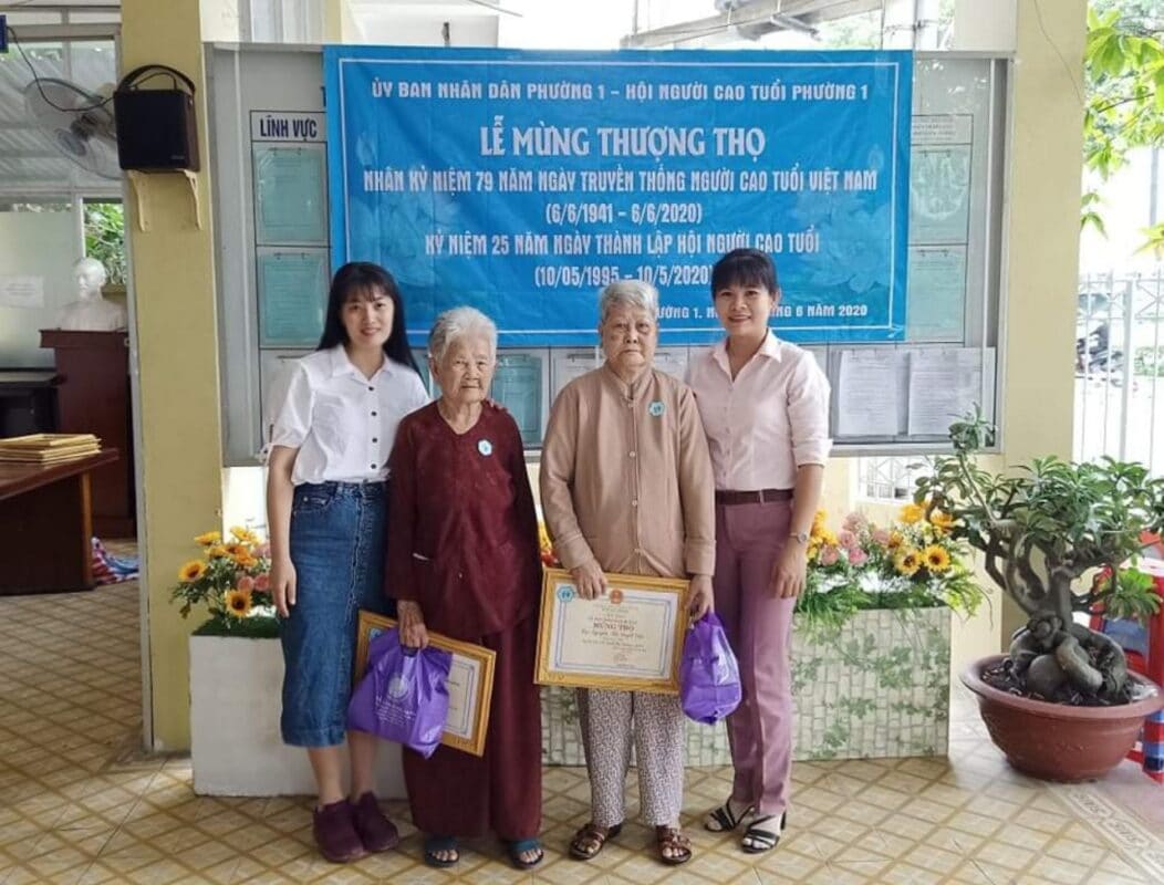 HÀNH ĐỘNG NHỎ Ý NGHĨA LỚN Trao tặng quà