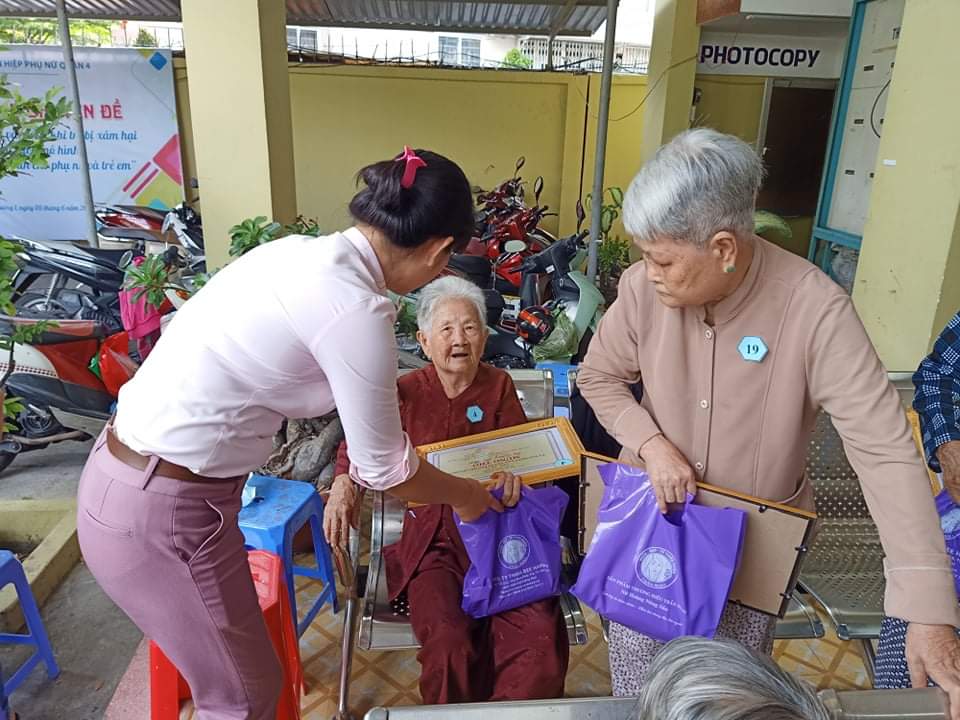 HÀNH ĐỘNG NHỎ Ý NGHĨA LỚN Trao tặng quà