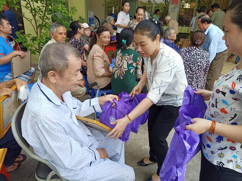 HÀNH ĐỘNG NHỎ Ý NGHĨA LỚN Trao tặng quà
