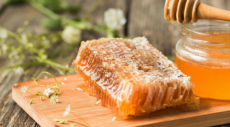 Cách Phân biệt mật ong thô và mật ong công nghiệp Trần Mao