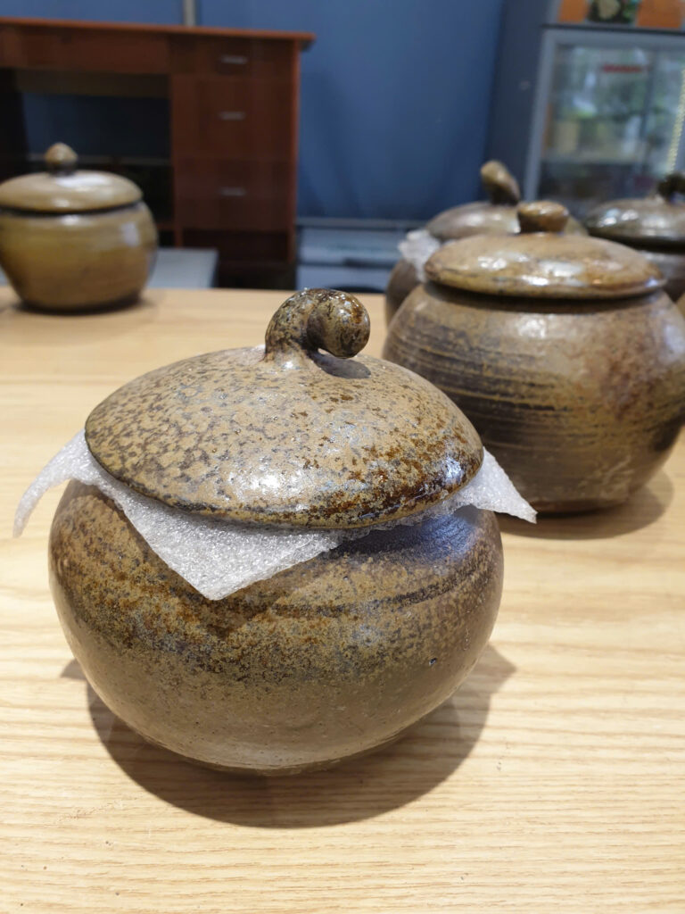 GỐM SÀNH - TRỞ VỀ VỚI ĐẤT MẸ Hũ 500ml hoả biến vàng -3