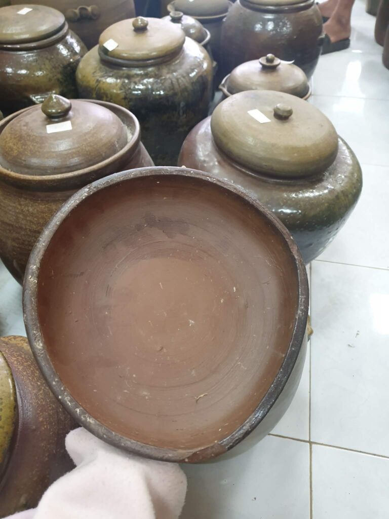 GỐM SÀNH - TRỞ VỀ VỚI ĐẤT MẸ nắp lỗi hơi méo